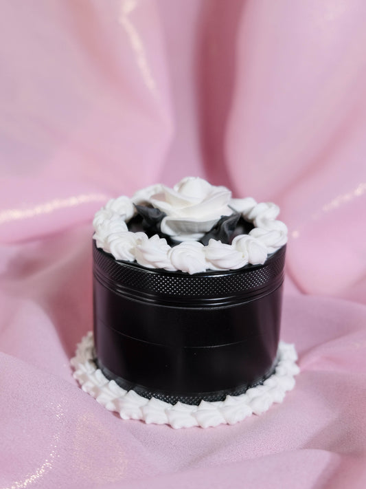 White Rosette Vintage Cake - Grinder